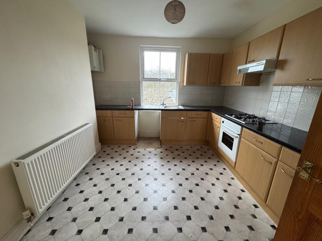 Lot: 120 - FREEHOLD TOWN CENTRE PROPERTY ARRANGED AS TWO TWO-BEDROOM MAISONETTES - Upper maisonette Kitchen-dining room